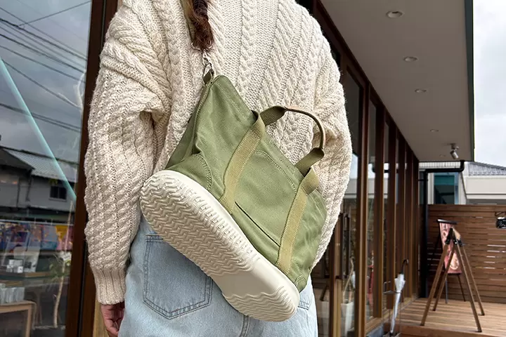 토트 백의 품번은 SPB-109입니다. 가방 바닥의 소재는 EVA로, 봉제와 접착에 의해 가방으로 완성하고 있습니다. 