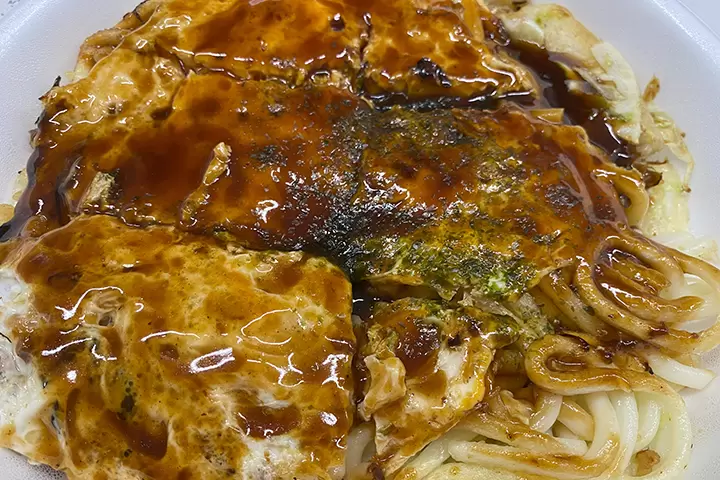 您可以选择吃法，例如将御好烧放在铁板上，用抹刀直接送到嘴里，或者用盘子，或者将御好烧转移到盘子里。老顾客经常用抹刀吃饭。也可以拿出来。 