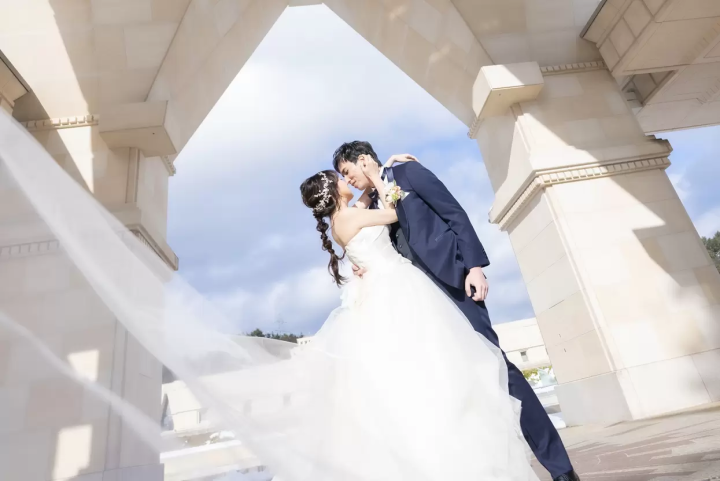 一對台灣夫婦的婚紗照。穿著婚紗拍照。 