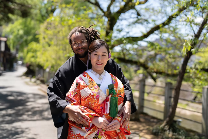 穿上婚紗和服，在保留歷史街景的飛彈高山拍婚紗照吧！