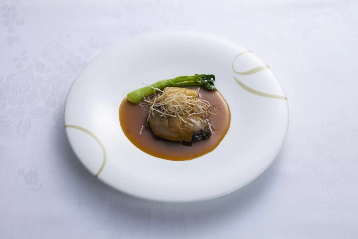 หอยเป๋าฮื้อเอโซะเป็นวัตถุดิบคุณภาพสูงที่มีกลิ่นอายของมหาสมุทรและเนื้อสัมผัสที่กรุบกรอบ เมนูที่คุณสามารถเพลิดเพลินกับเผือกทอดกรอบแบบโฮมเมด 