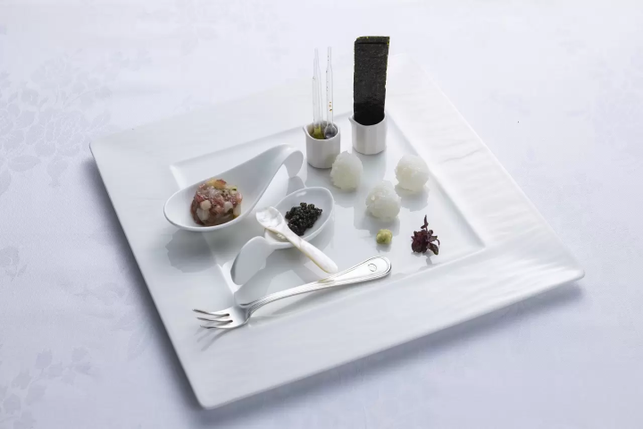 Amuse-bouche เป็นเมนูซิกเนเจอร์ของร้าน "Playful Caviar" ซึ่งจะทำให้คุณได้เพลิดเพลินไปกับคาเวียร์โฮมเมดของ Sendai Kokusai Hotel มากมาย จานนี้ช่วยให้คุณ "เล่น" ได้อย่างเต็มที่ โดยสร้างกุนกันซูชิของคุณเองด้วยข้าวปั้นและสาหร่ายโนริ และลิ้มลองซอสพิเศษสามชนิดที่ผสมผสานกันกับทูน่าเย็นและหอยเชลล์ 