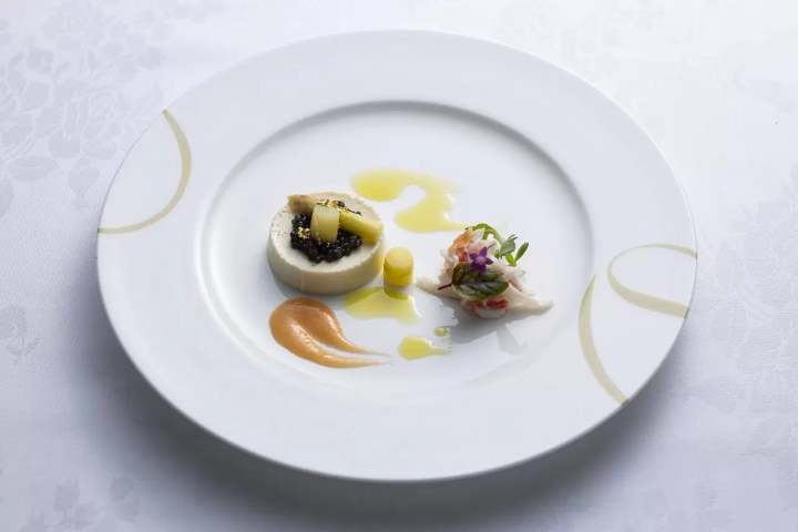 ออเดิร์ฟเป็นจานของคาเวียร์ดั้งเดิมแบบโฮมเมด (ความเข้มข้นของเกลือ 3%) บลังมังจ์ครีมที่เข้มข้น และปูราชาแดงที่สดใสและมีรสชาติ เสิร์ฟพร้อมกับซอสมะเขือเทศที่มีกลิ่นผลไม้และสดชื่น 