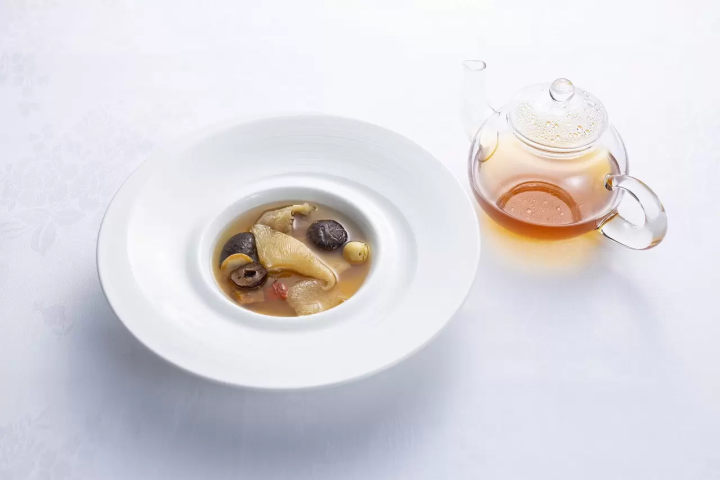 ซุปพิเศษสุดพิเศษของ Chinese Cuisine Suirin เคี่ยวอย่างช้าๆ เป็นเวลา 4 ชั่วโมง และราดด้วยส่วนผสมที่หรูหราและเทน้ำร้อนจากหม้อแก้ว คำอธิบายอาหารแห้งจากเชฟฮาเนดะ ผู้ได้รับเหรียญรางวัลริบบิ้นเหลือง เป็นเรื่องราวที่ได้ยินเฉพาะที่นี่เท่านั้น ทุกคนสนใจมาก 