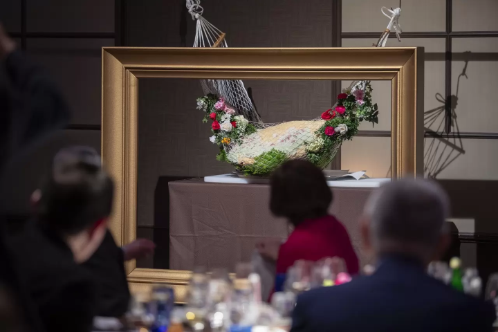 เนื้อต้นขาจากคุริฮาระหนักประมาณ 60 กิโลกรัมรวมกระดูกด้วย! เนื้อถูกห่อในหม้อเกลือและปรุงอย่างช้าๆ และทั่วถึง ส่งผลให้ได้เนื้อที่นุ่ม ชุ่มชื่น และมีรสชาติดี 