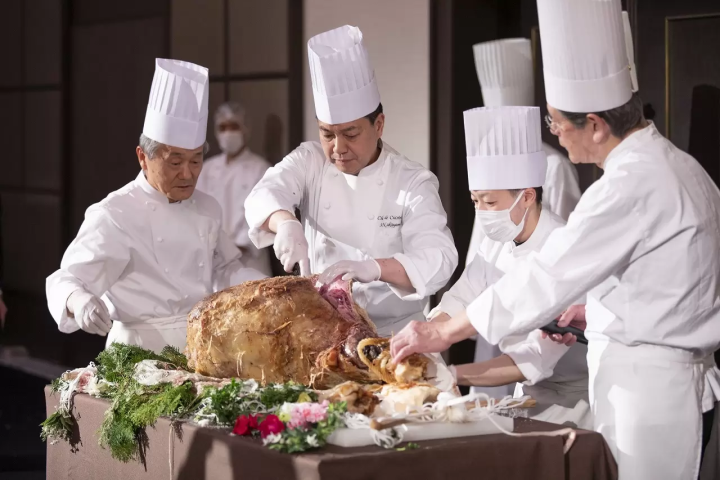 จากนั้นเชฟก็หั่นเนื้อแล้วย่างบนถ่านบินโช ซึ่งสร้างเสียงเชียร์จากผู้ชม 