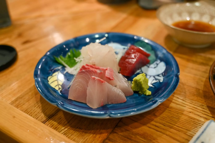 由前寿司厨师经营的居酒屋是一个热闹的“居酒屋”，充满了热爱Fuse的居民。