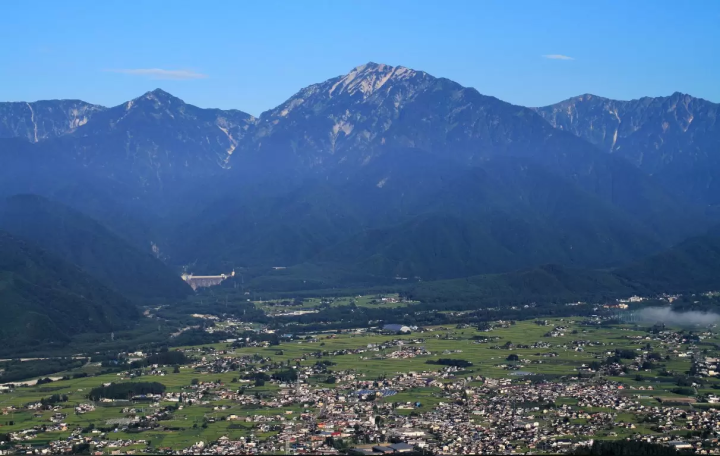 沿著立山黑部阿爾卑斯山脈路線，可以欣賞到絕美的景色和賞花勝地！