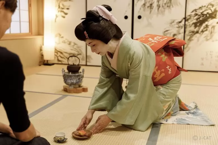 Experience traditional Japanese craftsmanship and art in Tokyo