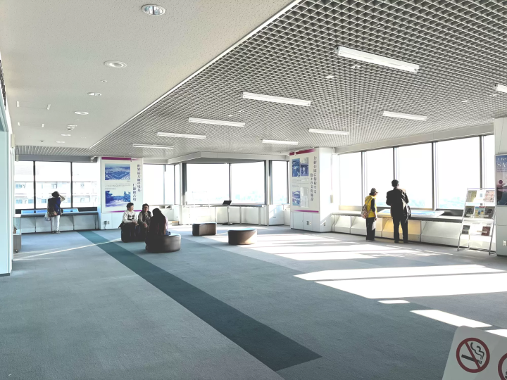 [Eeyan ! From Osaka Shopping Street]从堺市的建筑物顶部看到的埋葬着古代灵魂的古坟