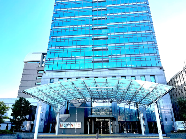 [Eeyan ! From Osaka Shopping Street]从堺市的建筑物顶部看到的埋葬着古代灵魂的古坟