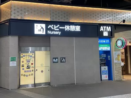 婴儿休息室还设有尿布更换区和哺乳室，让您安心入园前做好准备。 