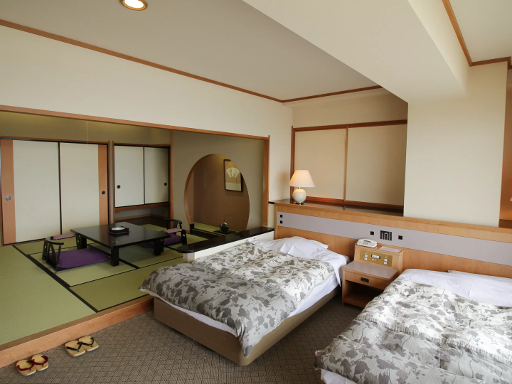 所有客房均享有大海全景，部分客房还设有露天浴池！