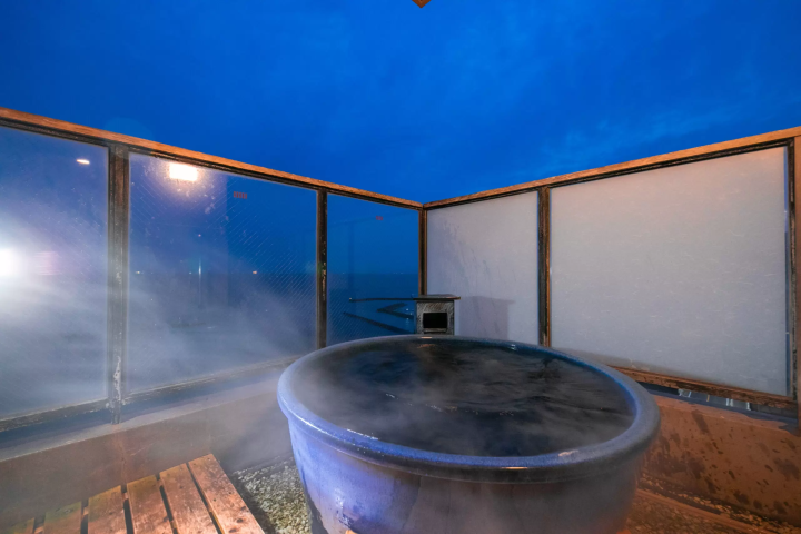 所有客房均享有大海全景，部分客房还设有露天浴池！