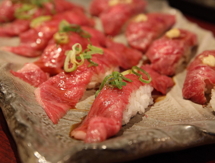 烤牛肉寿司 980日元 