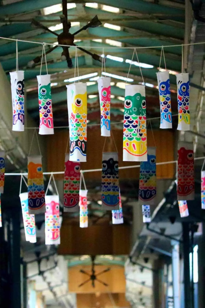 大家親手染的鯉魚旗在商圈裡。