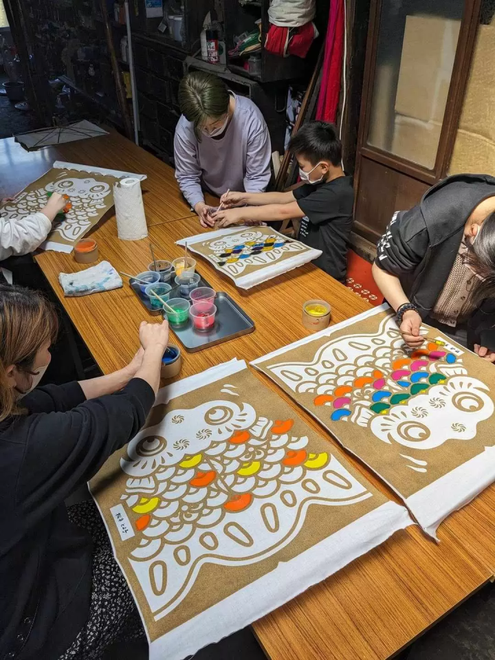 大家親手染的鯉魚旗在商圈裡。