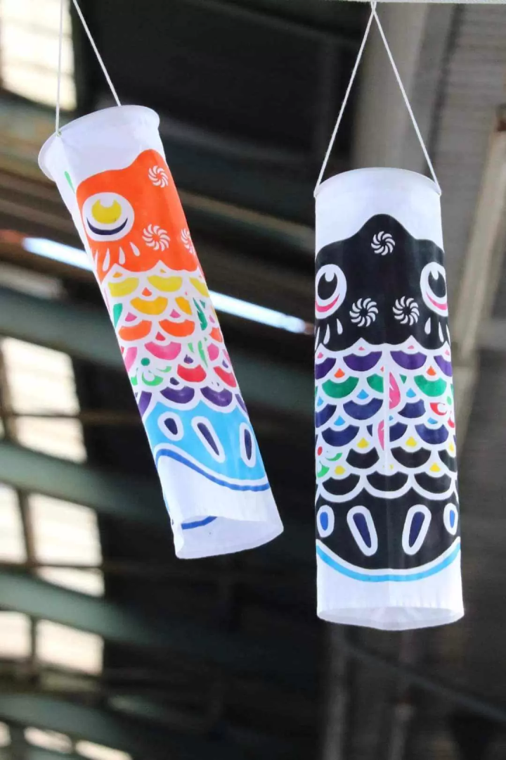 大家親手染的鯉魚旗在商圈裡。