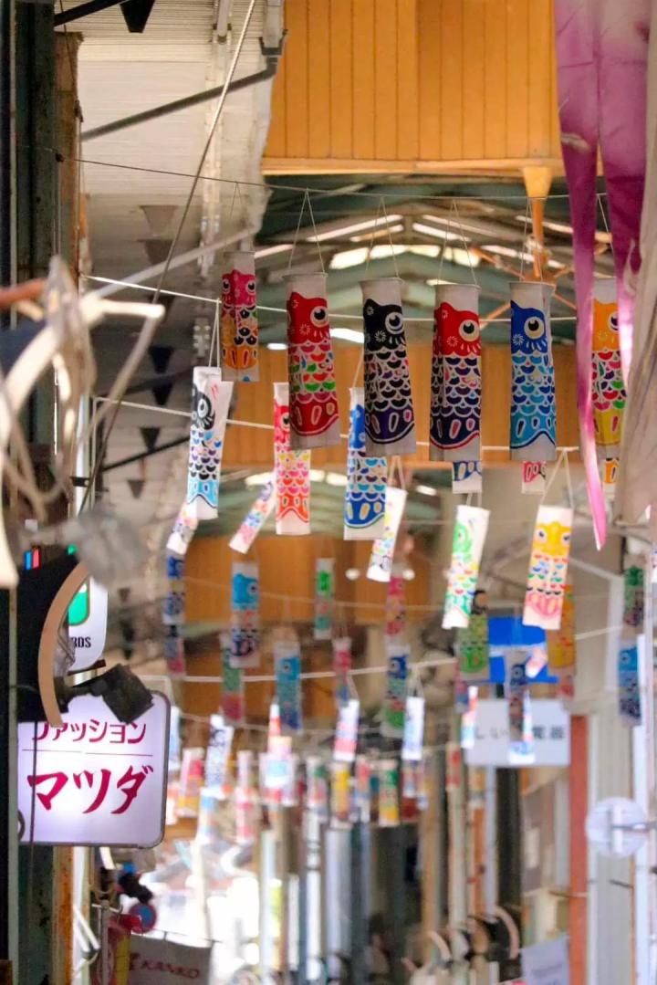 大家親手染的鯉魚旗在商圈裡。