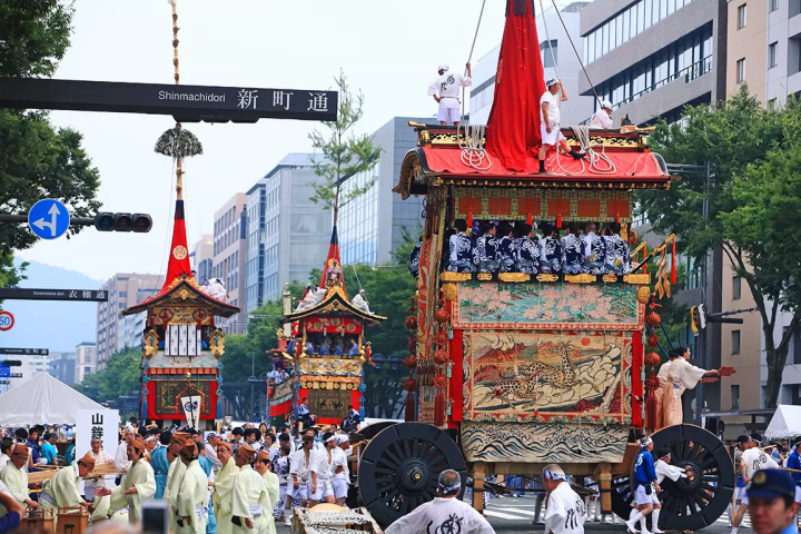 【京の夏の風物詩】豪華絢爛な祇園祭と、涼を楽しむ川床の美味