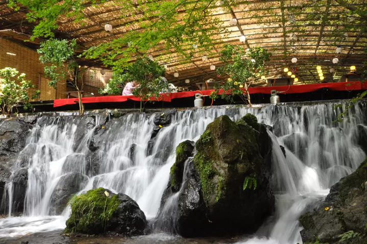【京の夏の風物詩】豪華絢爛な祇園祭と、涼を楽しむ川床の美味
