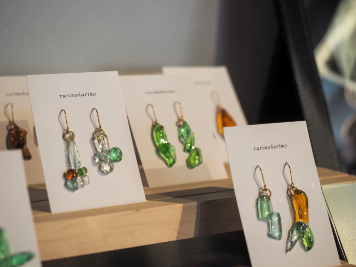 海玻璃制成的配饰（Instagram：@rurimoharimo_） 