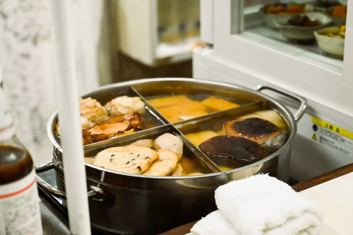 一个只出现“每周 4 天，每天 3 小时！”的站立酒吧《立之大西》