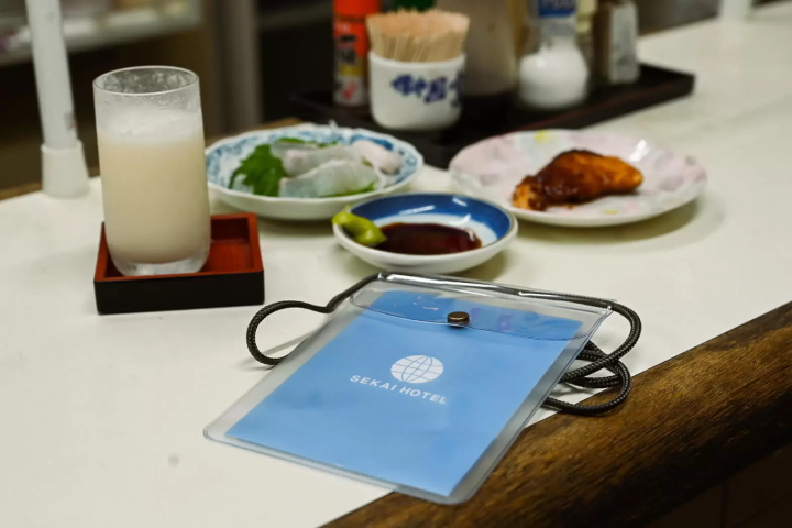 一个只出现“每周 4 天，每天 3 小时！”的站立酒吧《立之大西》