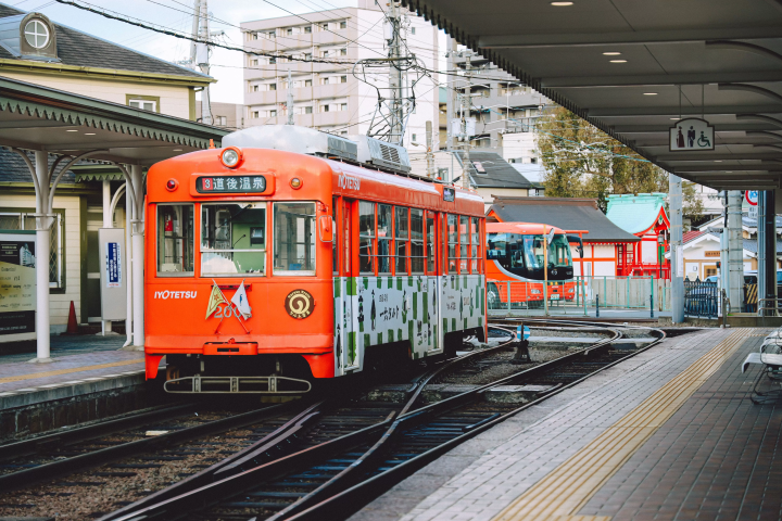 (รถรางสีส้มวิ่งในเมืองมัตสึยามะ)<br>