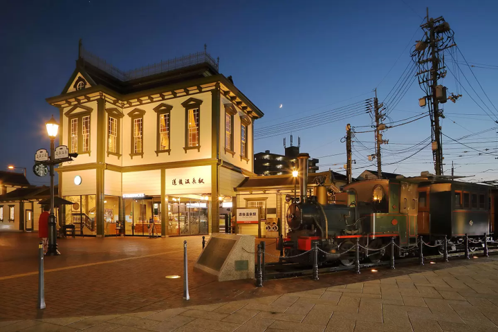 (รถไฟ Botchan และสถานี Dogo Onsen ตอนกลางคืน)<br>