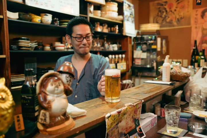 “我父亲想去的一家店！”一家充满昭和风格的马肉店，“落后于时代”。