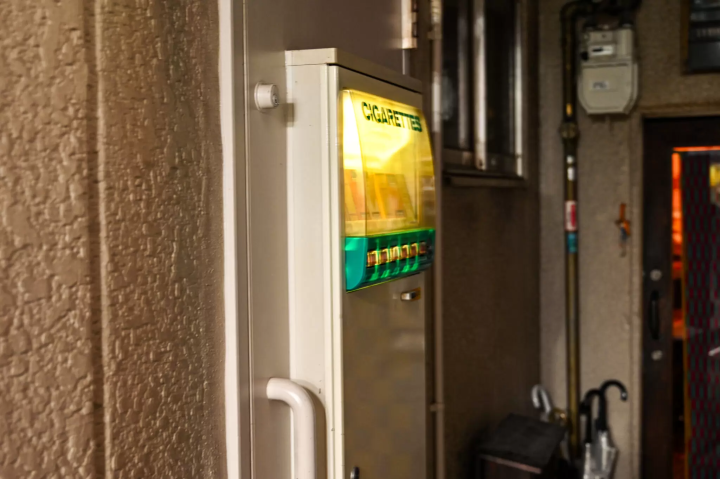 没有门？ “Bar Rack Spirits”是市中央的一家非常隐蔽的经典酒吧。