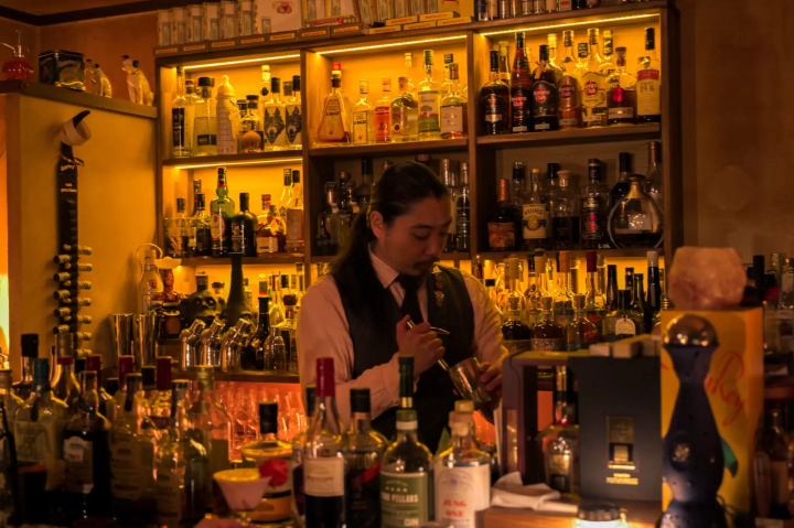 没有门？ “Bar Rack Spirits”是市中央的一家非常隐蔽的经典酒吧。