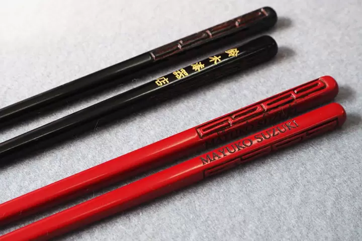 有些商店还使用激光雕刻在筷子上刻上名字。 