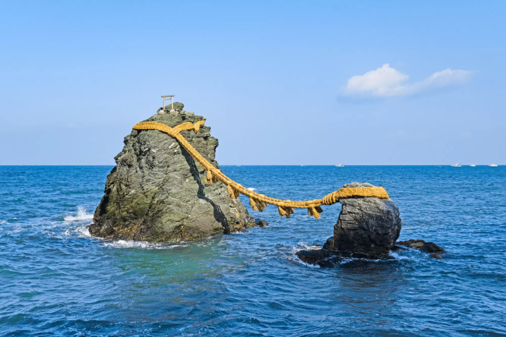 Meoto Iwa, Futami Okitama Shrine