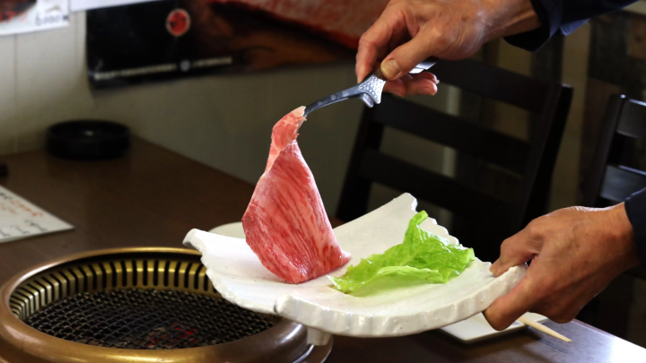 将切成薄片的牛腩轻轻煎一下，沾入龙蛋中，即可享用。 