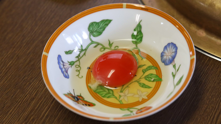 大分县的龙蛋，其特点是蛋黄呈黑色 