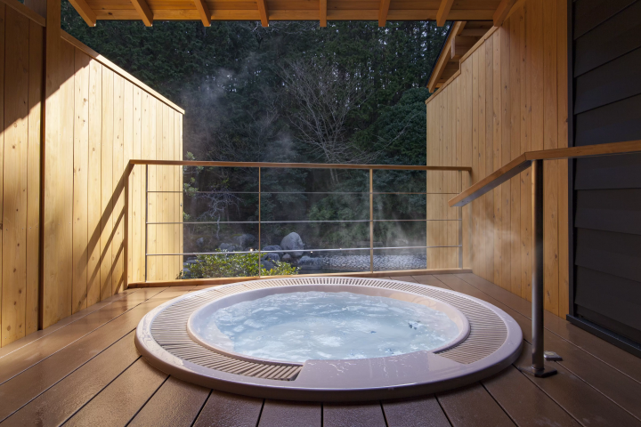 [ทั้งหมด 6 ห้อง] สุดยอดพื้นที่บำบัดที่ห่างไกลจากความเร่งรีบและวุ่นวายในชีวิตประจำวัน การอาบน้ำแบบเปิดโล่งในห้องพักจะช่วยให้ผิวของคุณเรียบเนียนและสวยงาม