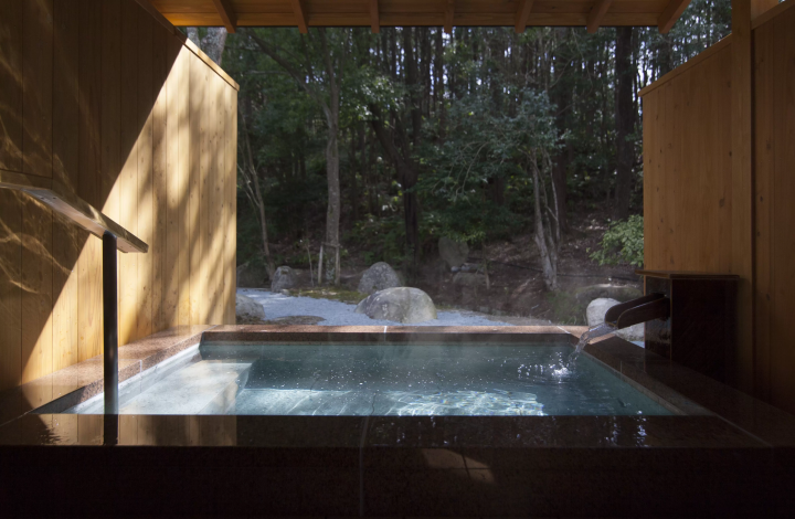 [ทั้งหมด 6 ห้อง] สุดยอดพื้นที่บำบัดที่ห่างไกลจากความเร่งรีบและวุ่นวายในชีวิตประจำวัน การอาบน้ำแบบเปิดโล่งในห้องพักจะช่วยให้ผิวของคุณเรียบเนียนและสวยงาม