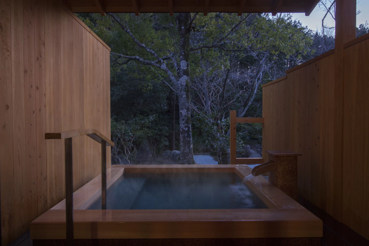 [ทั้งหมด 6 ห้อง] สุดยอดพื้นที่บำบัดที่ห่างไกลจากความเร่งรีบและวุ่นวายในชีวิตประจำวัน การอาบน้ำแบบเปิดโล่งในห้องพักจะช่วยให้ผิวของคุณเรียบเนียนและสวยงาม