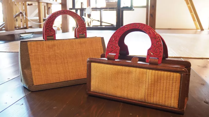 手柄上饰有羽毛布和村上木雕浮雕的包。 