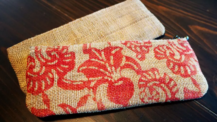 羽毛布笔袋（正面有红萝卜图案） 