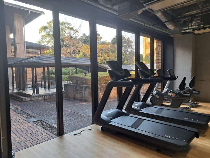 ด้วยความตระหนักรู้ด้านสุขภาพสมัยใหม่ที่เพิ่มขึ้น ห้องออกกำลังกายได้เปิดให้บริการในบริเวณอาคารหลัก Sen-no-Mori