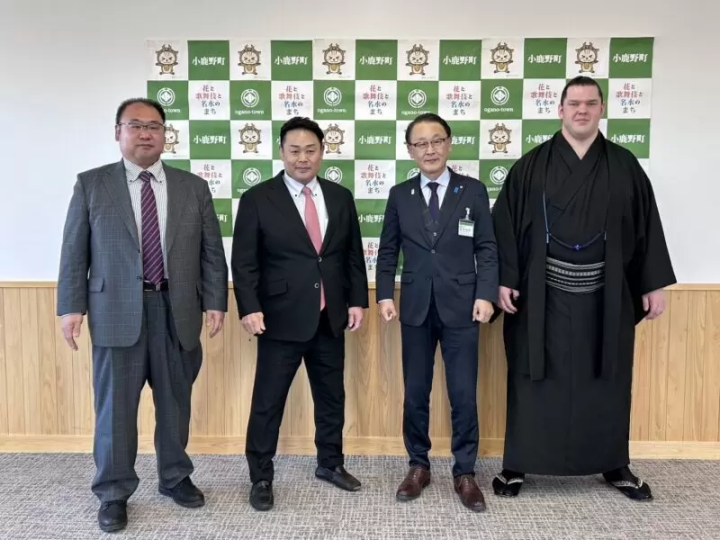 左から宮本一輝氏、雷部屋親方 雷徹氏、小鹿野町長 森 真太郎氏、雷部屋関取 獅子大氏©二百年の農家屋敷 宮本家　 