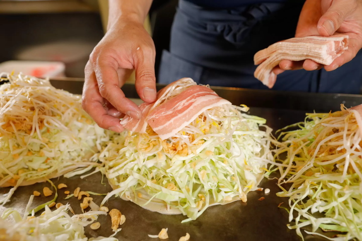 The origin of Hiroshima-style okonomiyaki! 6 inventions by the first "Iune Mitsuo"