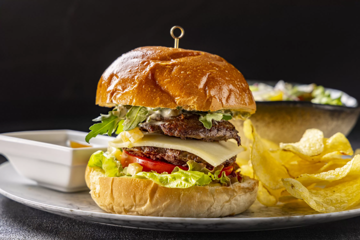 เมนูที่ได้รับแรงบันดาลใจจาก "บริเวณใกล้เคียง" ของโรงแรมซึ่งสะท้อนถึงวัตถุดิบตามฤดูกาล ประวัติศาสตร์ และวัฒนธรรม |. Hotel Indigo Inuyama Yurakuen