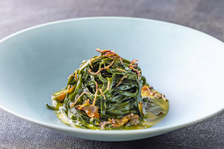 เมนูที่ได้รับแรงบันดาลใจจาก "บริเวณใกล้เคียง" ของโรงแรมซึ่งสะท้อนถึงวัตถุดิบตามฤดูกาล ประวัติศาสตร์ และวัฒนธรรม |. Hotel Indigo Inuyama Yurakuen