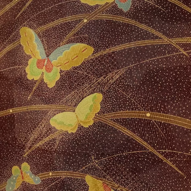 Sacoche採用「藝術織物」——僅在此時此地才能找到的傳統純絲藝術——從昭和時期單獨生產的300件特別精選的物品中製成