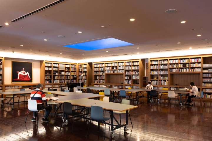 Marina Abramović, Library for Human Use, 2002 ©Marina AbramovićJames Turrell, Milk Run Sky, 2002, The Contemporary Art Museum, Kumamoto, 