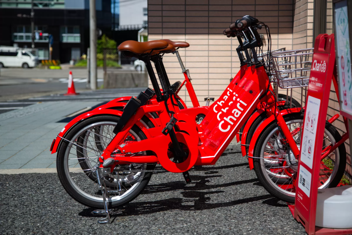这辆引人注目的红色自行车吸引了酒店客人、居民和步行游客的目光。 